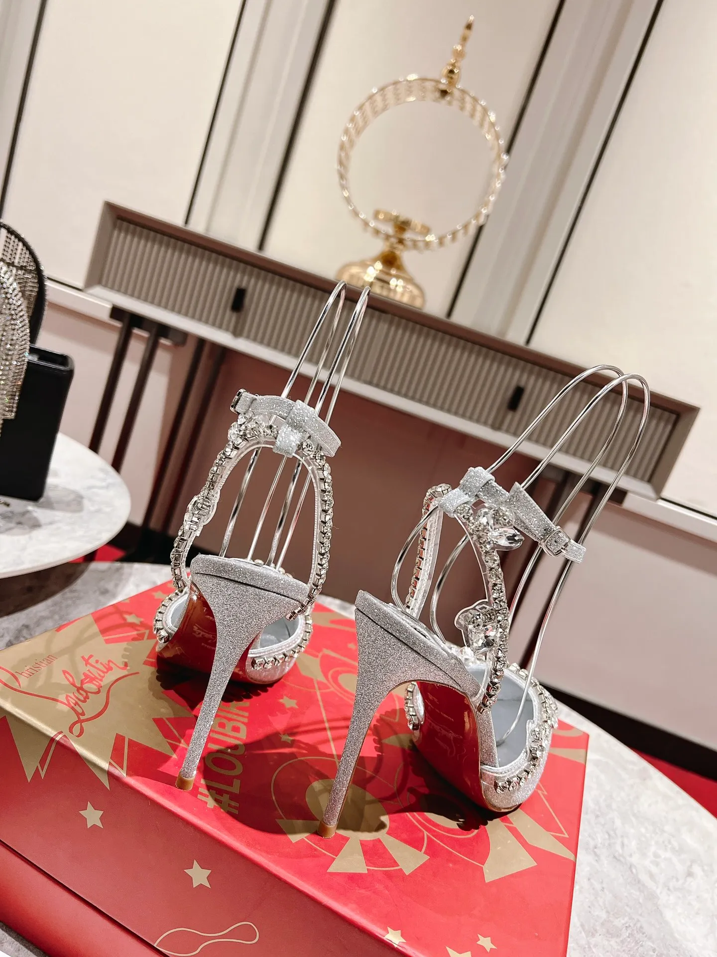 👟👟Ex-factory price 600👟👟 🆑❥∙ Crystal Sandals ✪【NEW .✔︎】 (Customized, non-refundable and non-exchangeable) Marykate Queen from Maison Christian Taking inspiration from Louboutin's iconic Spikaqueen and Degrastrass models, a pointed toe box is seamlessly combined with a delicate ankle strap to form the stunning d'Orsay sandal. The wraparound ankle strap is crafted from silver glitter-embellished calfskin and perches on a 100mm stiletto heel, wrapped in the same creative material. Two decorative bands are embellished with slate and gemstones for a truly striking look. Size: 34 yards-42 yards Heel height: 10cm Color: silver